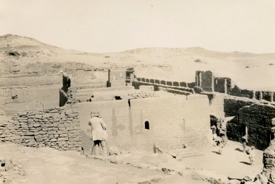 圣西缅修道院，望向埃及阿斯旺的下层平台，Ugo Monneret de Villard 背对镜头站立，摄影师：Ugo Monneret de Villard 作者 乌戈·莫内雷·德·维拉德