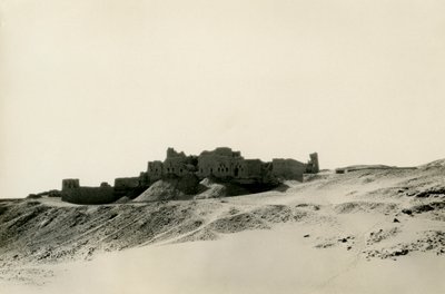 圣西缅修道院，从北面看，埃及阿斯旺，摄影师：Ugo Monneret de Villard 作者 乌戈·莫内雷·德·维拉德