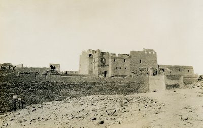 圣西缅修道院，从外面向东看，埃及阿斯旺，摄影师：Ugo Monneret de Villard 作者 乌戈·莫内雷·德·维拉德