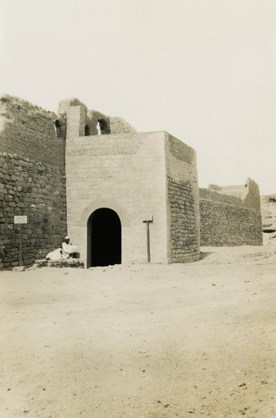 圣西缅修道院，大门和东方塔景观，埃及阿斯旺，摄影师：Ugo Monneret de Villard 作者 乌戈·莫内雷·德·维拉德