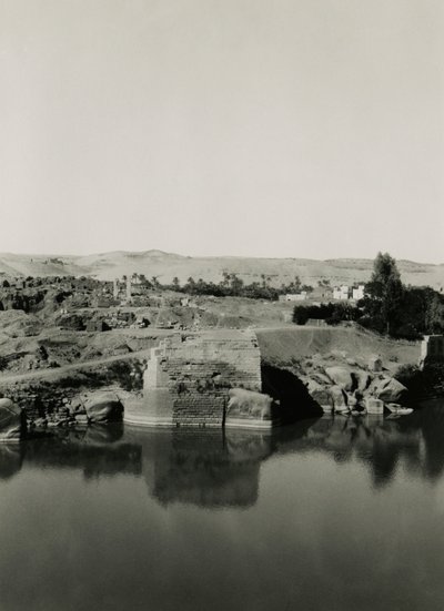 埃及阿斯旺，象鼻岛上的神庙遗址，前景为埃及艳后浴池，摄影师：Ugo Monneret de Villard 作者 乌戈·莫内雷·德·维拉德