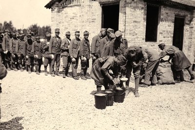 1916 年 4 月 2 日，意大利乌迪内 Bagnaria Arsa 的奥地利战俘（黑白照片） 作者 乌戈奥杰蒂