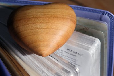 20160120 Carved wood heart on a Holy Bible 作者 不明