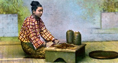 一位制造雪茄的缅甸妇女，c1900年代 作者 不明