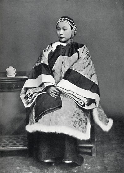 1902年，一位身着盛装的中国高级女士 作者 不明