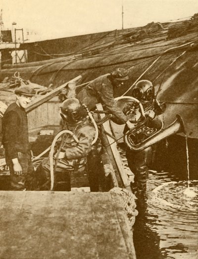c1930年，来自德国Kaiser的带有低音号和剑的潜水员在斯卡帕（Scapa）滑行。 作者 不明