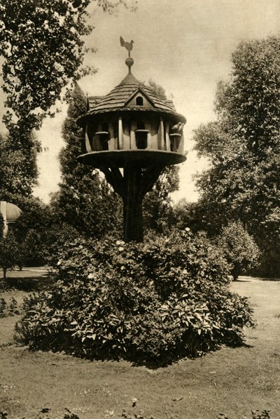 鸽舍-摄于1920年摄政公园的圣约翰斯旅馆，博阿·道瓦格·马奇欧尼斯夫人的花园里。 作者 不明