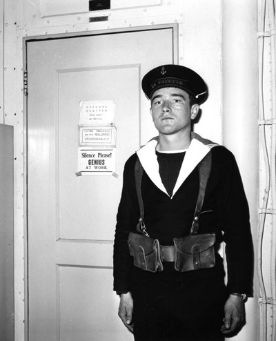 1951年，拉法耶特号航空母舰行动室外的法国哨兵 作者 不明