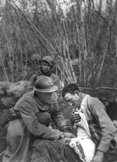 一名法国士兵的伤口受到治疗，法国，第一次世界大战，1916年 作者 不明