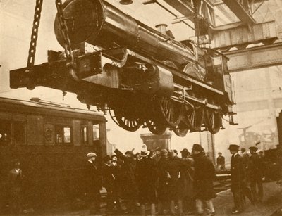 大约在1930年，一个大西部骑士骑着马车来检查访问斯温顿的公立学校男孩。 作者 不明