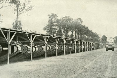 前线后方的英国坦克公园，1919年。 作者 不明