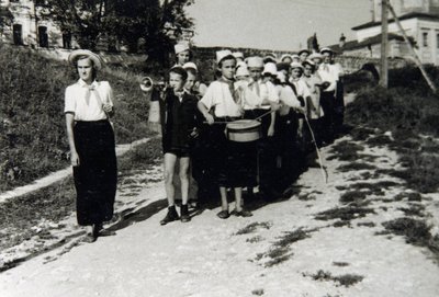1930年代，苏联克里米亚古尔祖夫的阿盟青年少先队营地的先锋部队 作者 不明