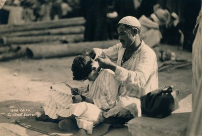 1936年，埃及开罗，街头理发师 作者 不明