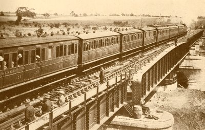 火车经过桥，c1930。 作者 不明