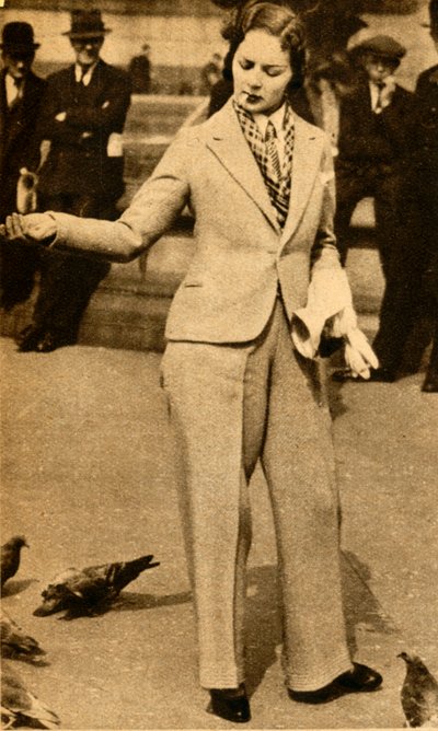 1933年在特拉法加广场（Trafalgar Square）的一名被捕的女士喂鸽子。 作者 不明