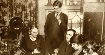 一个家庭在听1923年大选的结果，1935年。 作者 不明
