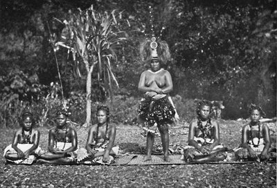一群穿着盛装的萨摩亚舞蹈妇女，1902年 作者 不明