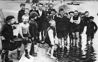 1926-1927年在伦敦蛇纹石的一群夏季划桨者 作者 不明