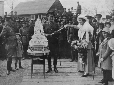 卡其色婚礼：1915年用新郎的剑剪下婚礼蛋糕 作者 不明