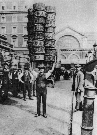 1926-1927年，伦敦考文特花园，一个人头上背着许多篮子 作者 不明