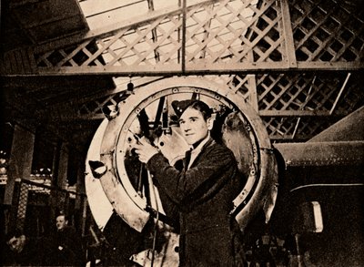 1940年，一位金属工人用自动钻机剥去了发动机机壳 作者 不明