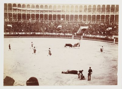 A snapshot photograph of a bullfight in front of a huge crowd in the Las Ventas del Espiritu Santo bullring, Madrid, taken by an unknown photographer in about 1930 作者 不明