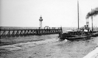 一艘从特鲁维尔（Trouville）出发前往法国勒阿弗尔（Le Havre）的汽船，约于1920年代 作者 不明