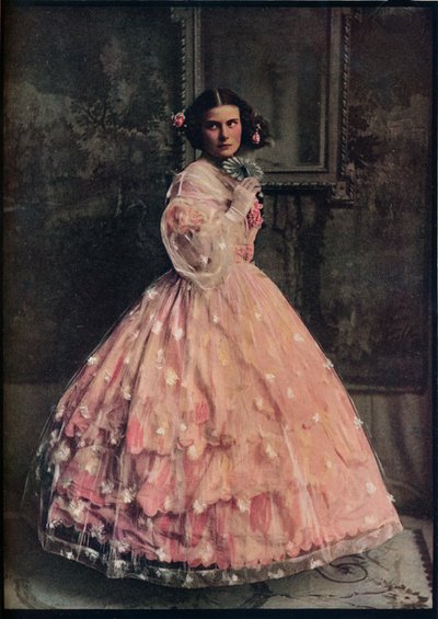 一件三瓣粉色丝绸连衣裙，上面缀着白花纱布，1850-60年，c1913 作者 不明