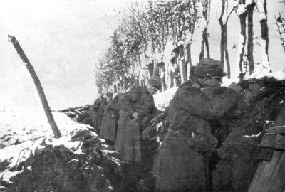 一条装满后备步兵的战trench，法国加莱海峡，法国，1915年冬天 作者 不明