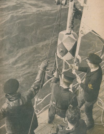 1945年，英国扫雷艇上 作者 不明