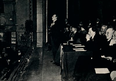 1945年在芬斯伯里公园举行的公开会议上发表讲话，1945年。 作者 不明