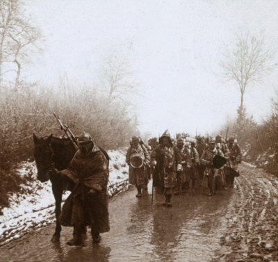 在法国北部的阿图瓦，在雪中前进，c1914-c1918 作者 不明