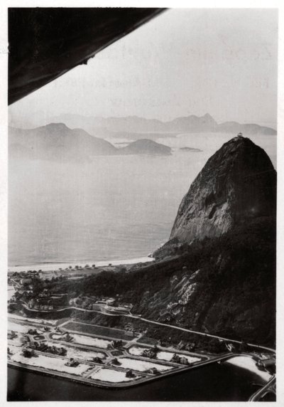 1930年，1933年，齐柏林飞艇在巴西里约热内卢甜面包山的鸟瞰图 作者 不明