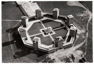 1933年左右，齐柏林飞艇在坦斯克附近的坦能堡纪念馆的鸟瞰图 作者 不明