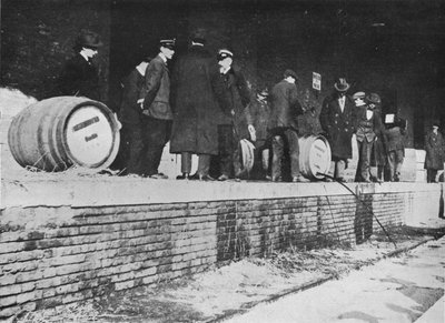 宣战之后：1915年，德国啤酒在一家意大利海关商店被抢走 作者 不明