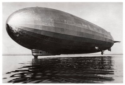 飞艇LZ127齐柏林飞艇降落在德国康斯坦茨湖，1933年 作者 不明