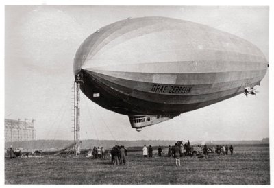 飞艇LZ127齐柏林飞艇停泊在德国洛温塔尔，1933年 作者 不明