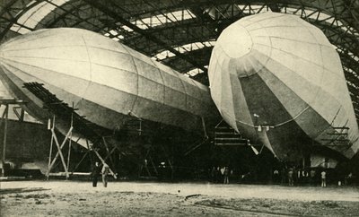 机库中的飞艇，第一次世界大战，1914年，c1920年。 作者 不明