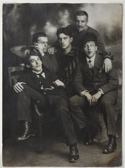Aleksei Kruchenykh, David Burliuk, Vladimir Mayakovsky, Nikolai Burliuk and Benedikt Livshits, 1913. 作者 不明