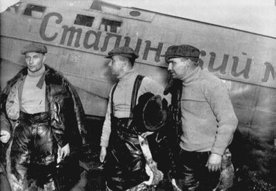 1937年6月20日，亚历山大·别利亚科夫，乔治·拜杜科夫和瓦列里·奇卡洛夫乘飞机 作者 不明