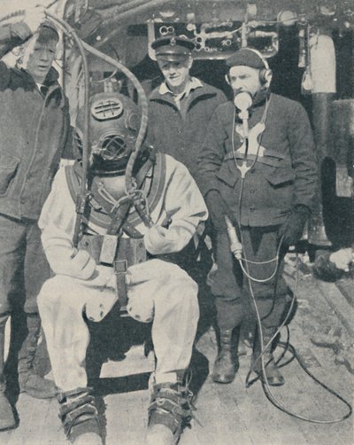 美国海军潜水员戴三指防水橡胶手套，1937年 作者 不明