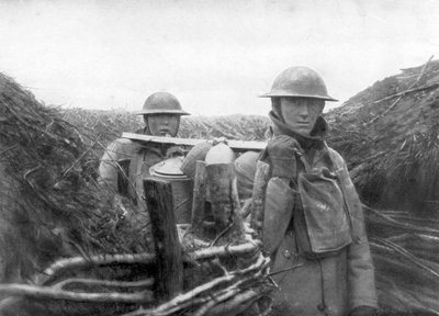 美国前线士兵向战友运送汤汁，1917-1918年 作者 不明