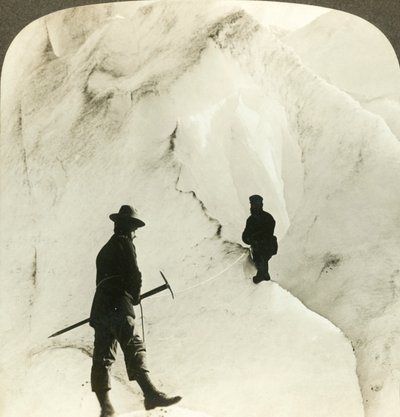 在高山和冰层之间-Brigsdal冰川的巨大裂缝-挪威，约1905年。 作者 不明