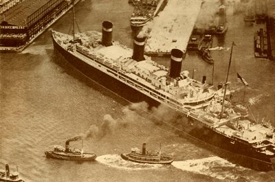一张小拖把Leviathan拖入纽约码头的航空照片，摄于1930年 作者 不明