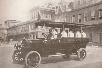 1914年，宪兵的汽车 作者 不明
