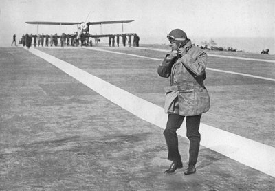 历史悠久的场合：爱德华国王（King Edward）摘下飞行头盔，1936年 作者 不明