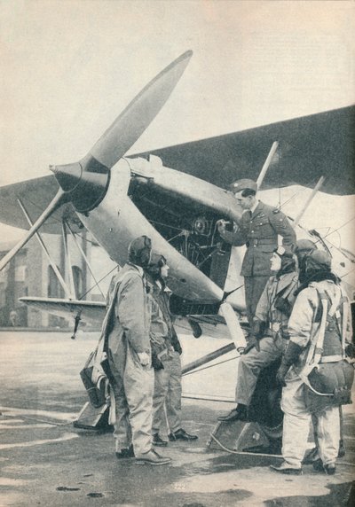 一位讲师向弗林特郡西兰机场的学生讲解发动机的细节，c1936 c1937 作者 不明