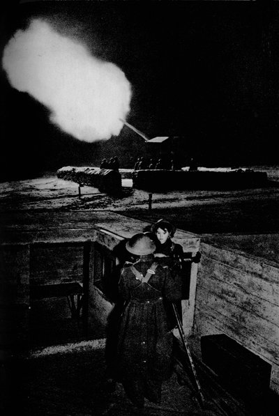 ATS使用识别望远镜的防空妇女，1943年 作者 不明