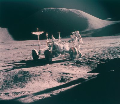 1971年8月，阿波罗15号宇航员詹姆斯·欧文与月球车 作者 不明