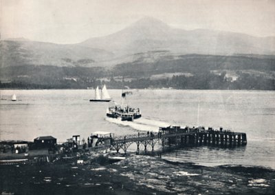 雅兰（Arran）-布罗迪克码头（Brodick Pier）和山羊场（Goatfell），1895年 作者 不明